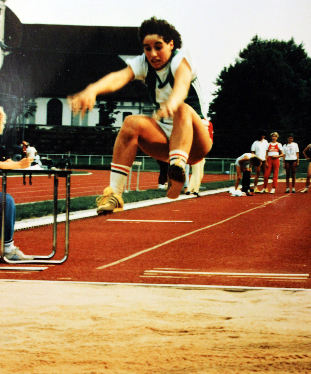 Silvia Maisch beim Weitsprung