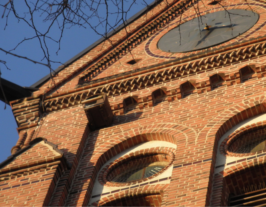 Die Merscheider Kirche ist bereits seit vielen Jahren Heimstatt für Turmfalken, Fledermäuse und andere bedrohte Arten. Vor einigen Jahren wurde von der damaligen Arbeitsgruppe Turmfalken am Kirchturm ein Nistkasten für Turmfalken angebracht, der auch rege