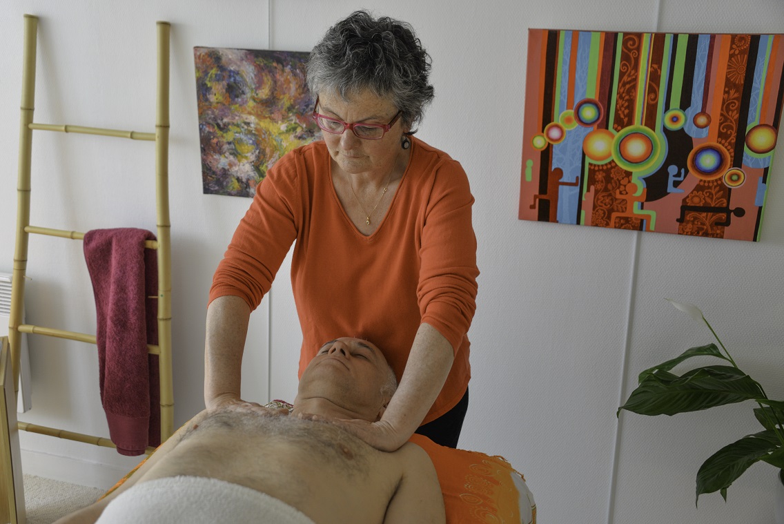 Le massage en digipuncture est complet : dos, face et visage