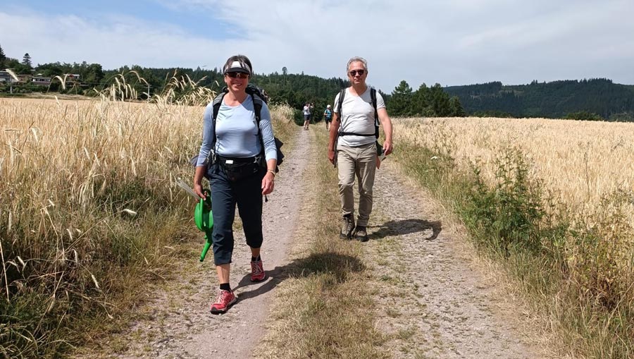 Bild von Heike, die wird verfolgt, na doch besser gefolgt, von immer wieder neuen Kneipp- und Wanderbegeisterten