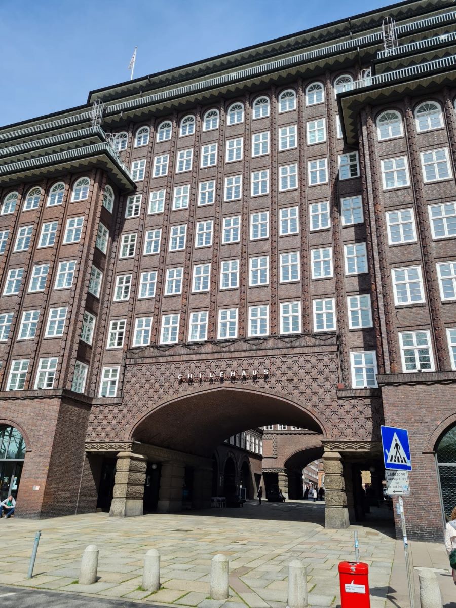 wir nehmen den Durchgang Chilehaus Fischertwiete