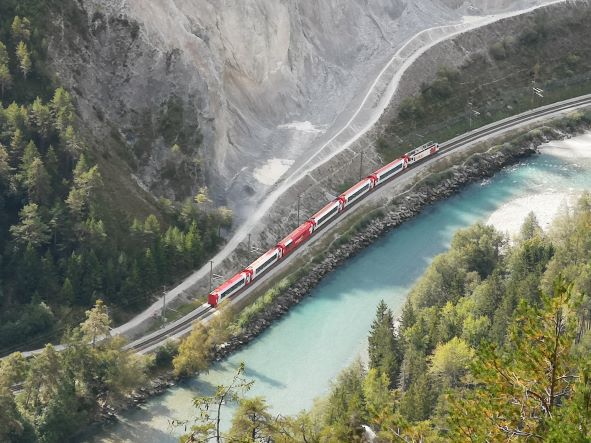 Erlebniszug durch die Schlucht Rhäitsche Bahn