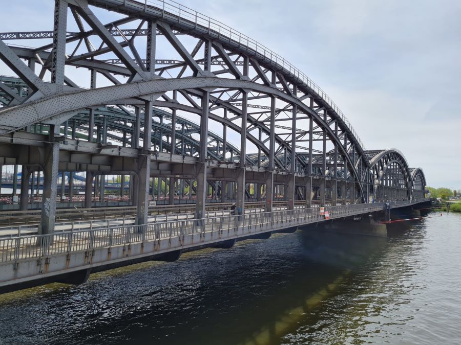 über die Elbbrücken