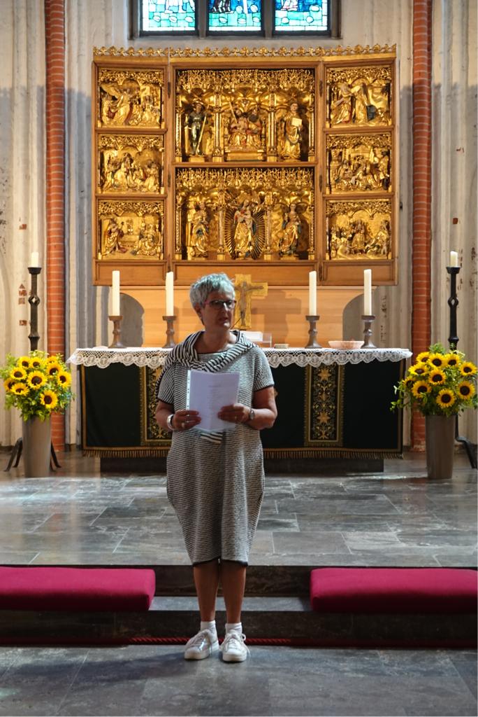 Marie-Luise Grefe spricht ein Pilgergedicht