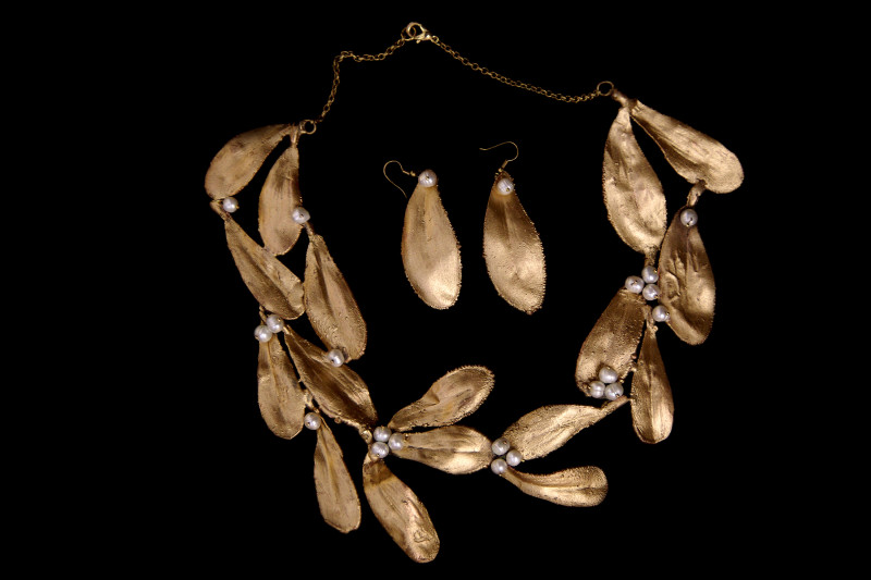 Necklace and earrings, gilded copper and river pearls