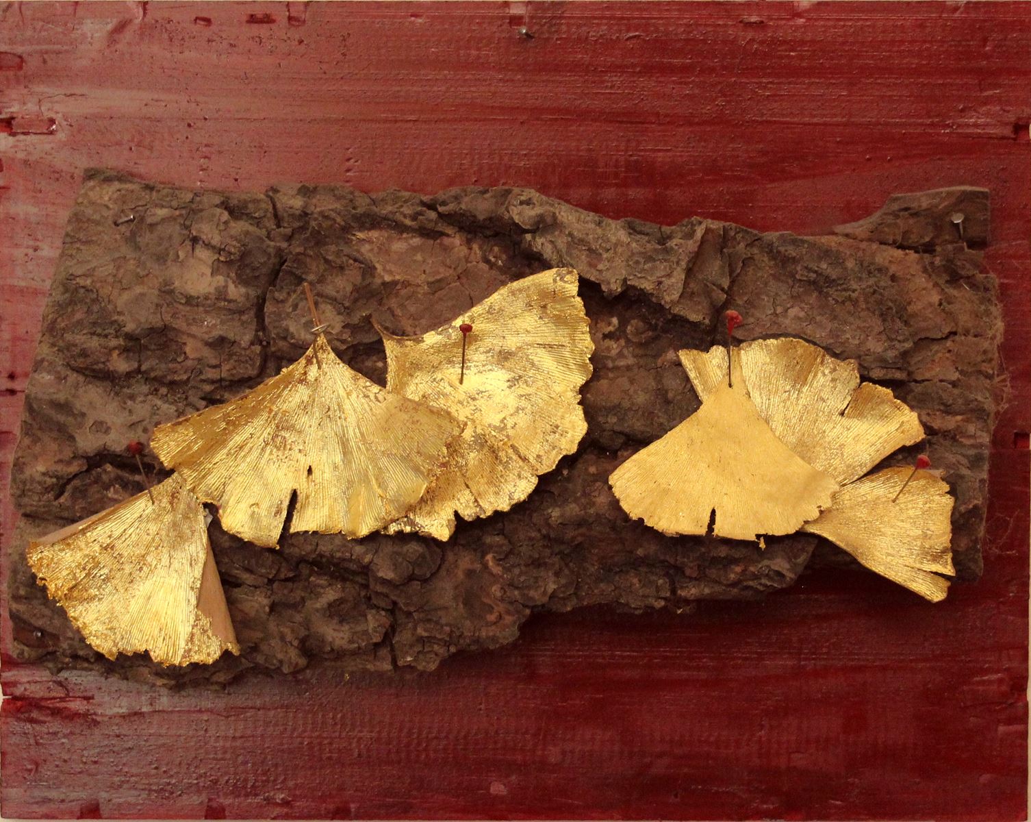 Sans titre. Feuilles de gingko dorées à  l'or sur liège et bois. 26 x 33 cm