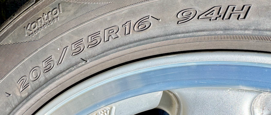 Reifendimension mit 16 Zoll AZEV-Felgen.