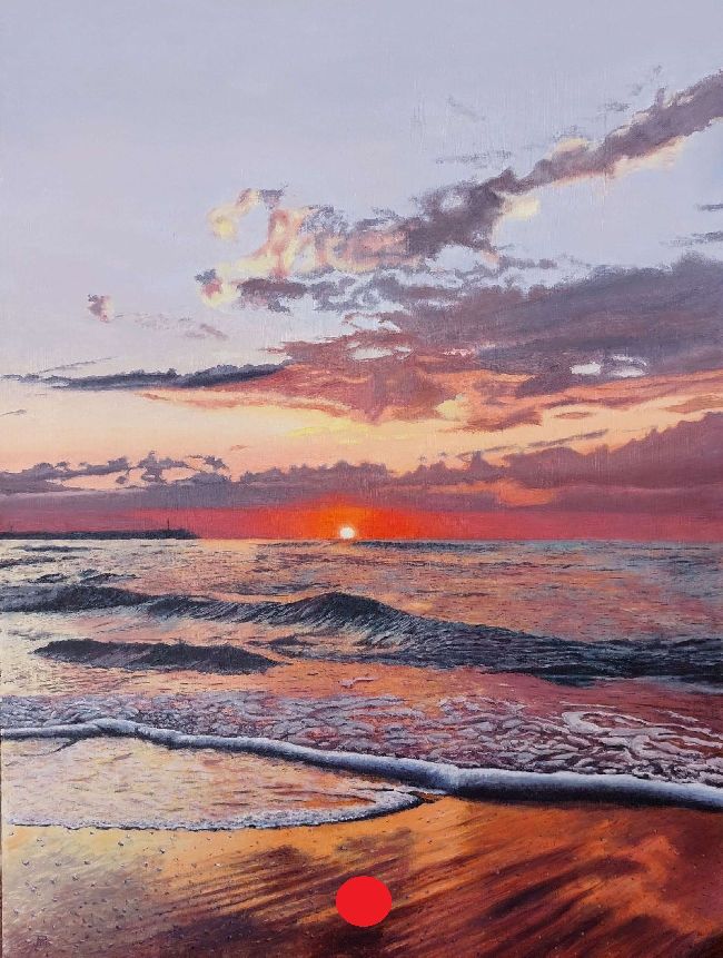 Amanecer en Port Saplaya con el sol sobre el horizonte, nubes iluminadas y reflejos cálidos en el mar.
