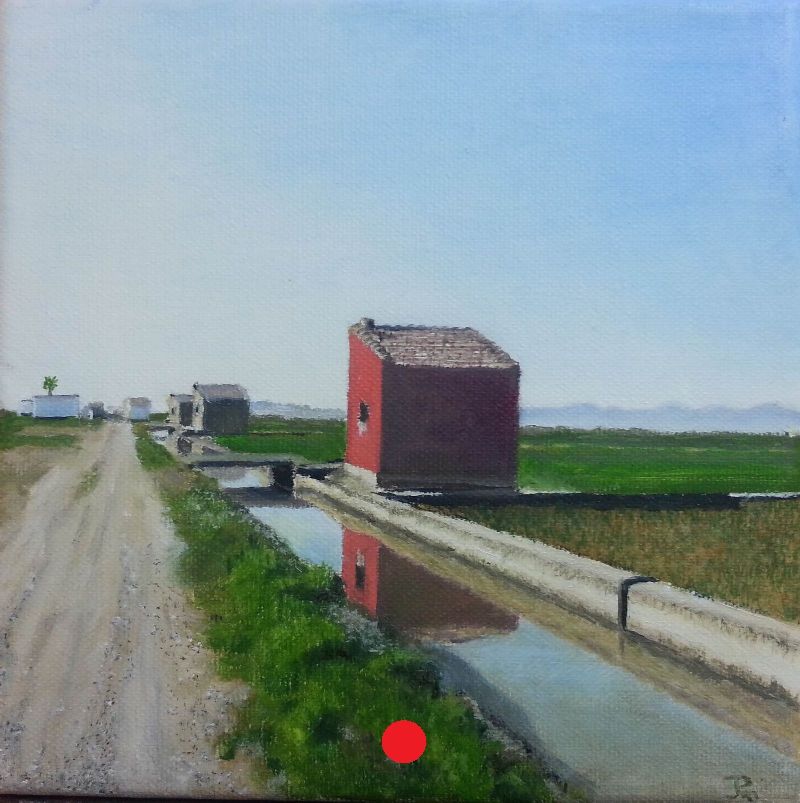 Casita roja junto a un canal, camino de tierra, campos verdes y montañas lejanas bajo un cielo despejado.