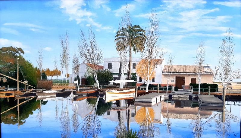 Barcas amarradas en el puerto de Catarroja con reflejos en el agua, muelles de madera y edificios del restaurante El Baina y la cofradía de pescadores.