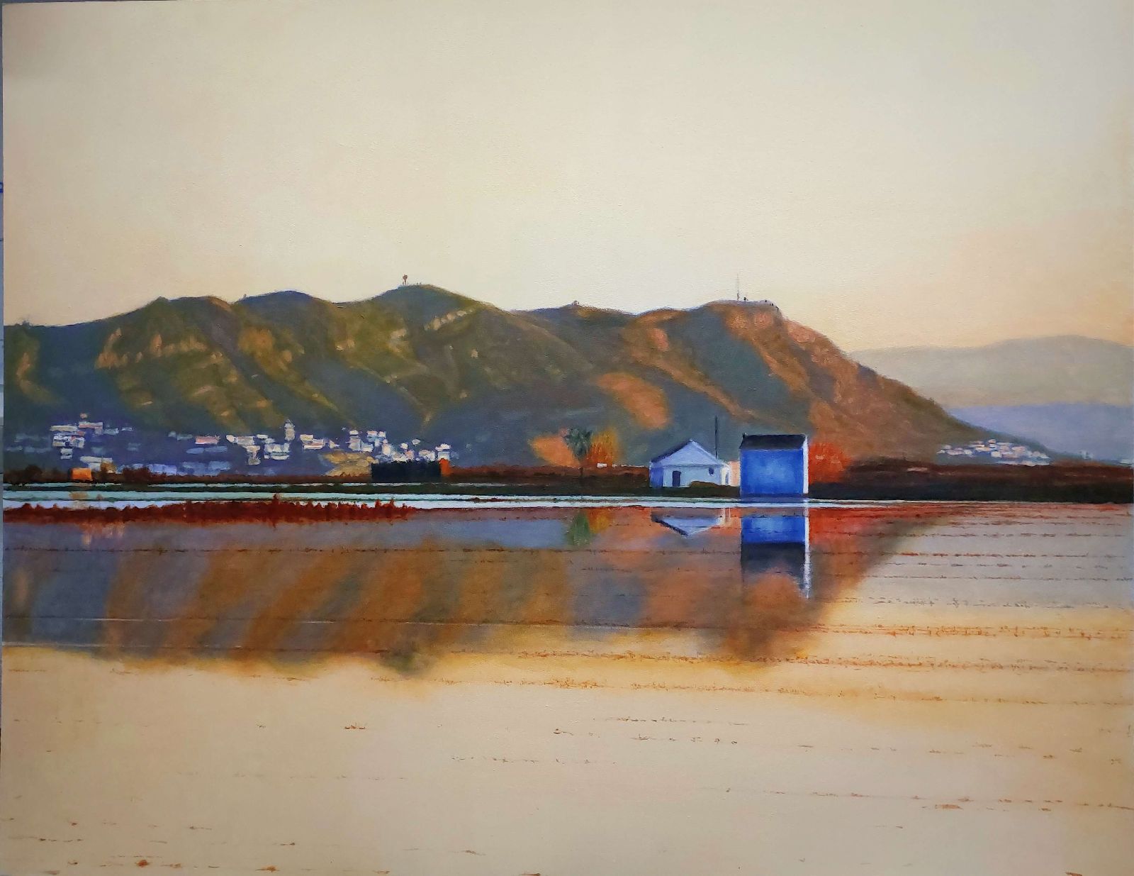 Paisaje realista de Cullera al atardecer con montañas, casas y reflejos sobre el agua.