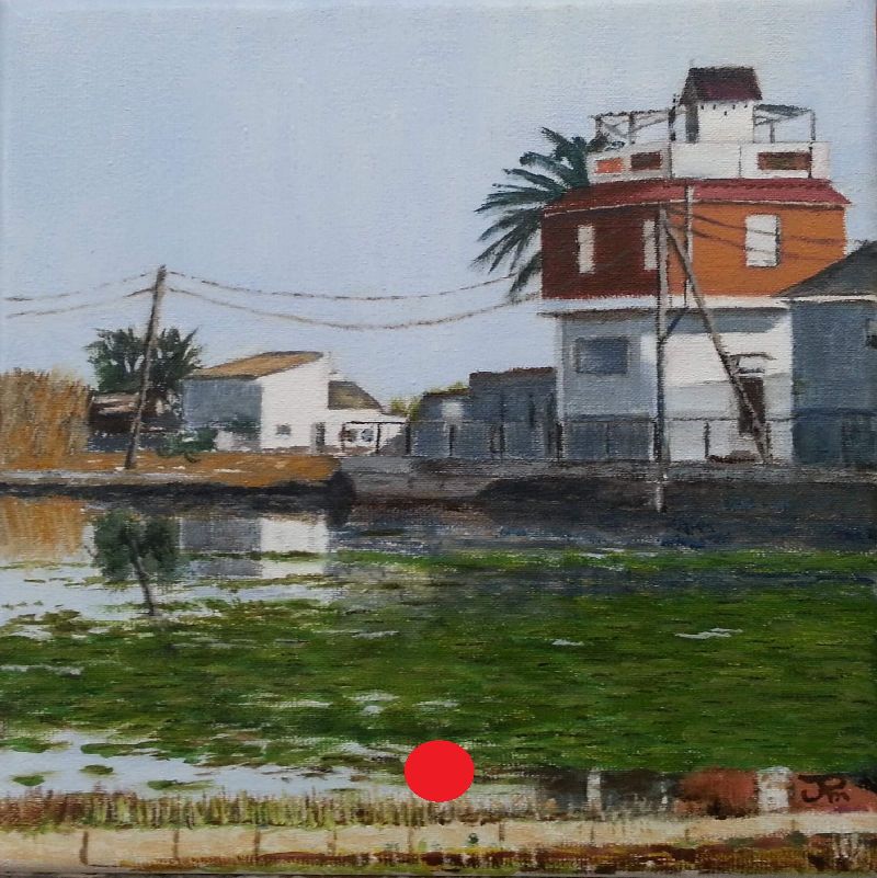 Casita reconocible de Pinedo junto al agua, con vegetación, postes eléctricos y reflejos en la superficie tranquila.
