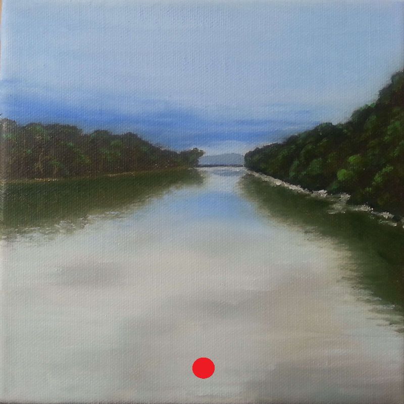 Canal recto flanqueado por pinares, con puente al fondo y reflejos del cielo en el agua tranquila.