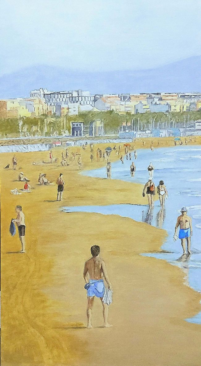 Vista realista de la playa de Valencia desde la escollera, con bañistas, reflejos y fondo urbano.