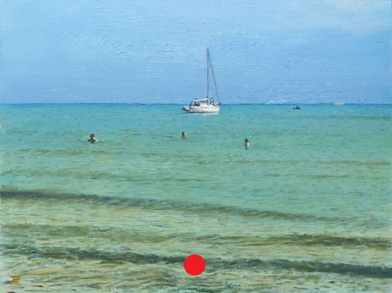 Velero fondeado frente a la playa con varios bañistas y mar en calma bajo un cielo despejado.