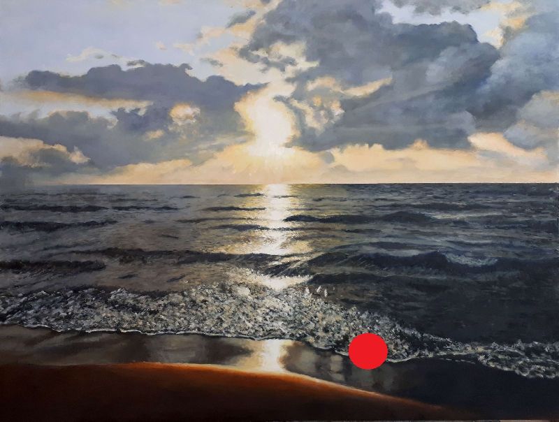 Playa al amanecer con cielo nublado, tonos suaves y luz difusa sobre el mar y la orilla.