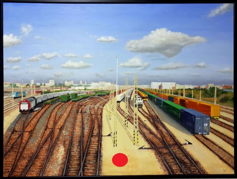 Vías de tren iluminadas por la luz del atardecer, con catenarias, postes y un cielo cálido al fondo.