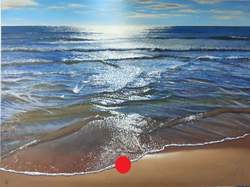 Amanecer en la playa con reflejos dorados sobre el mar y olas suaves iluminadas por un sol muy bajo.
