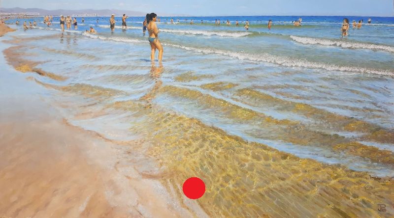Bañistas en la orilla de la Malvarrosa con olas suaves y luz mediterránea en un día tranquilo.
