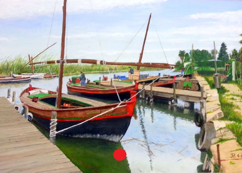 Barcas tradicionales de colores amarradas en un puerto, con reflejos en el agua y vegetación al fondo.