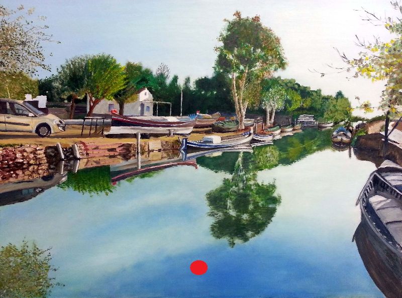 Puerto de Silla con barcas amarradas, reflejos en el agua tranquila y árboles en contraluz.