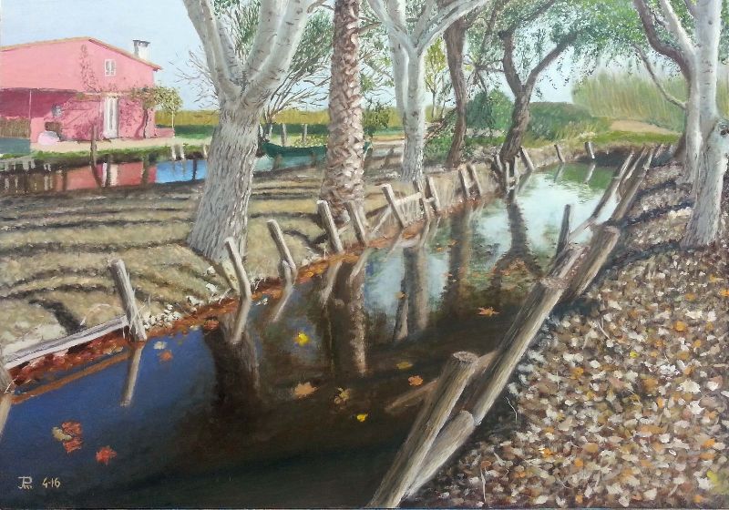 Canal tranquilo con árboles reflejados en el agua, casa junto a la orilla y paisaje rural alrededor.