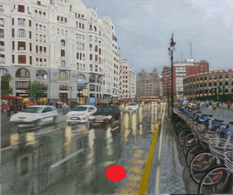 Calle Xàtiva con pavimento mojado, coches, edificios emblemáticos y reflejos tras la lluvia.