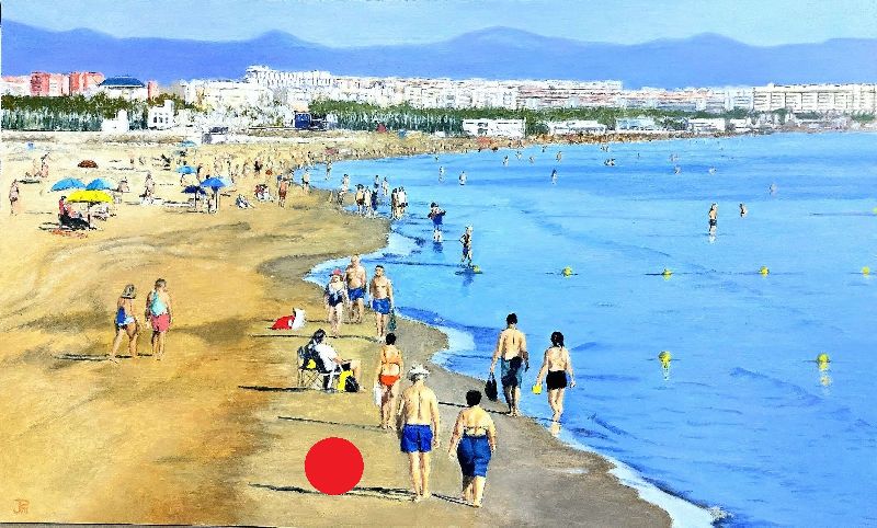 Playa de Valencia vista desde la escollera, con bañistas, paseantes y fondo urbano bajo cielo despejado.