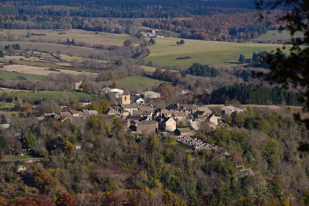  Servières, village de caractère en contrebas