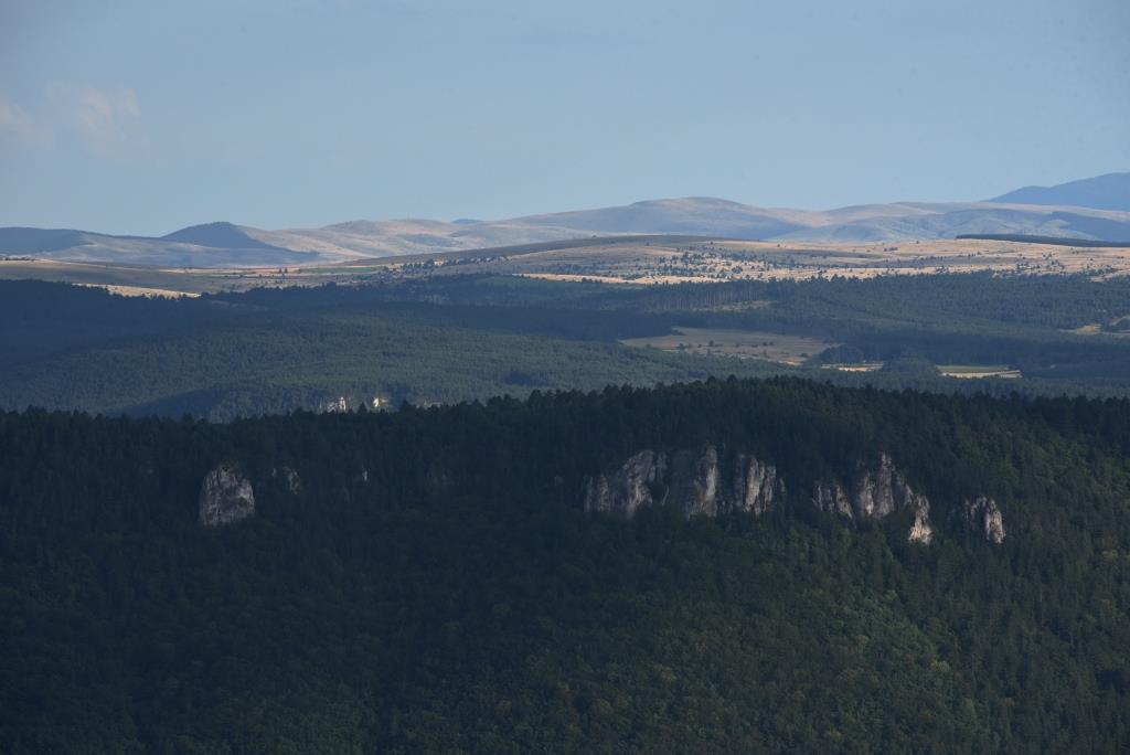 Causse Méjean derrière le Causse de Sauveterre