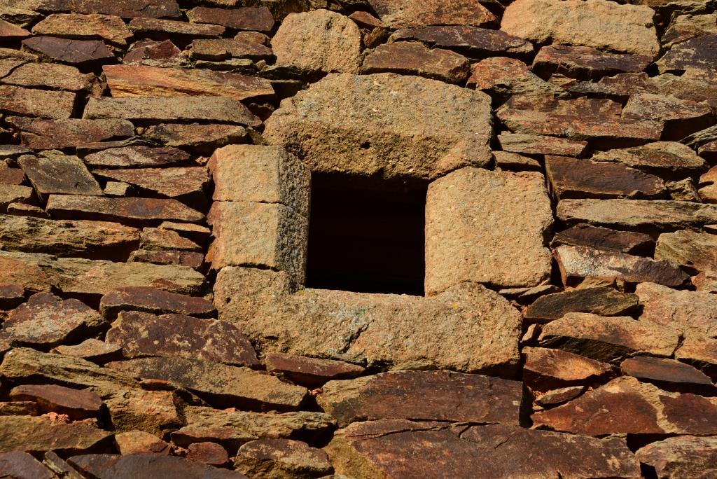 un substrat de schiste et de grès utilisé pour le bâti 