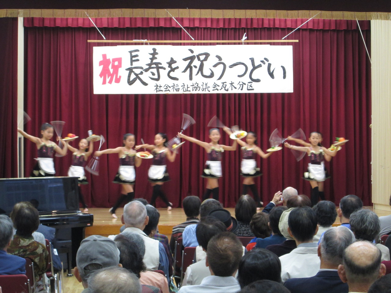 トップは地区の子供たちによるバトン競技。先日の兵庫県大会で金賞を獲得しました。そのかわいいこと！