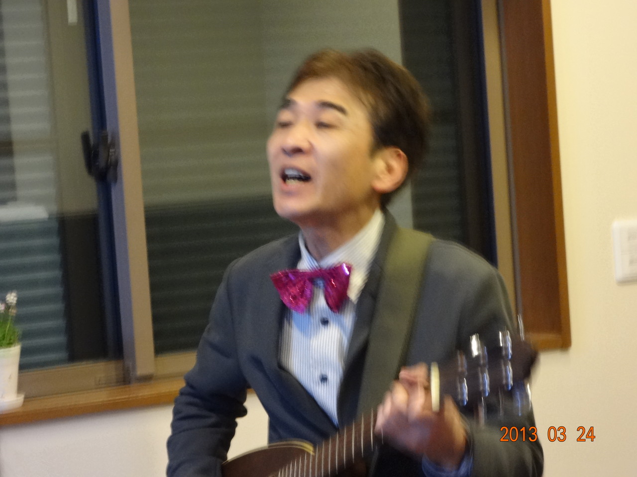 ぱんださん自慢のギター演奏で東北大震災応援歌”花は咲く”を合唱