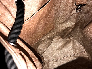 Nur zur Info, ich hatte zuerst eine dunkele Kordel und kleinere Ösen verwendet, aber im nachhinein habe ich dann doch die größeren Ösen und die helle Kordel verarbeitet. Ich war jetzt etwas zu faul, meine Bucket Bag auszuräumen....