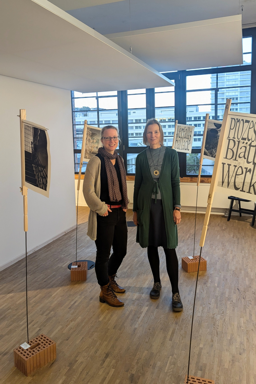 WOGA 2024: Kirsten Radermacher und Jutta Höfel (v.l.n.r.) mit ihren Kunstobjekten