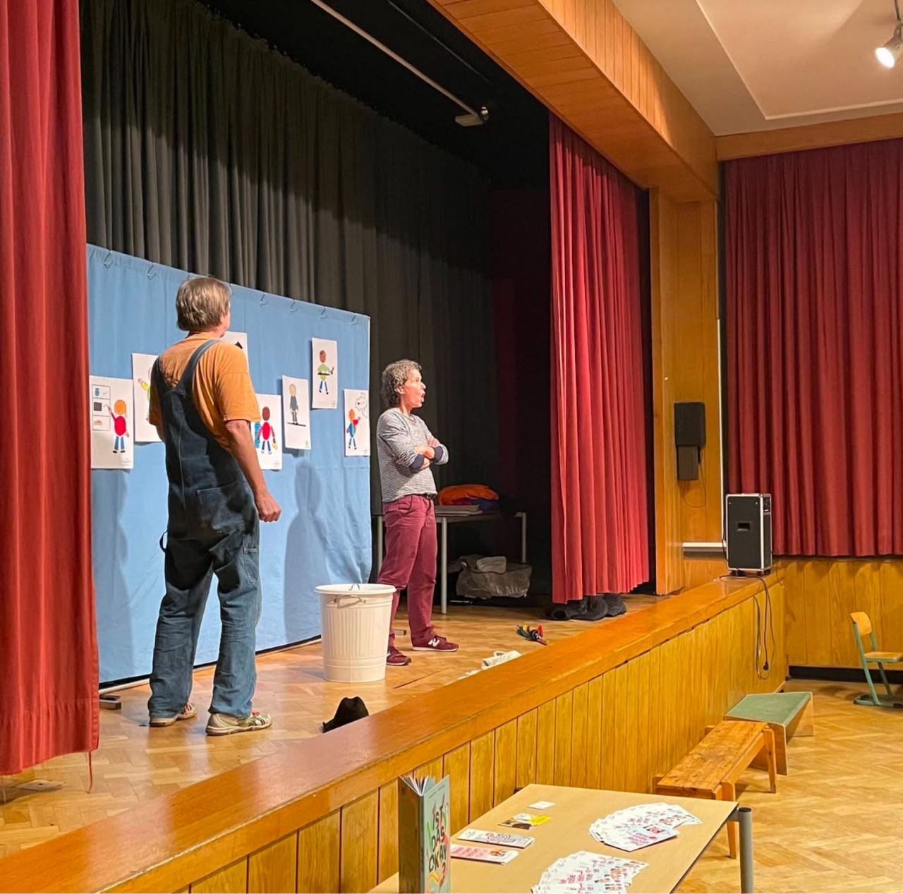 Theaterstück "Die Nein-Tonne" und Präventionsprogramm "Mein Körper gehört mir"