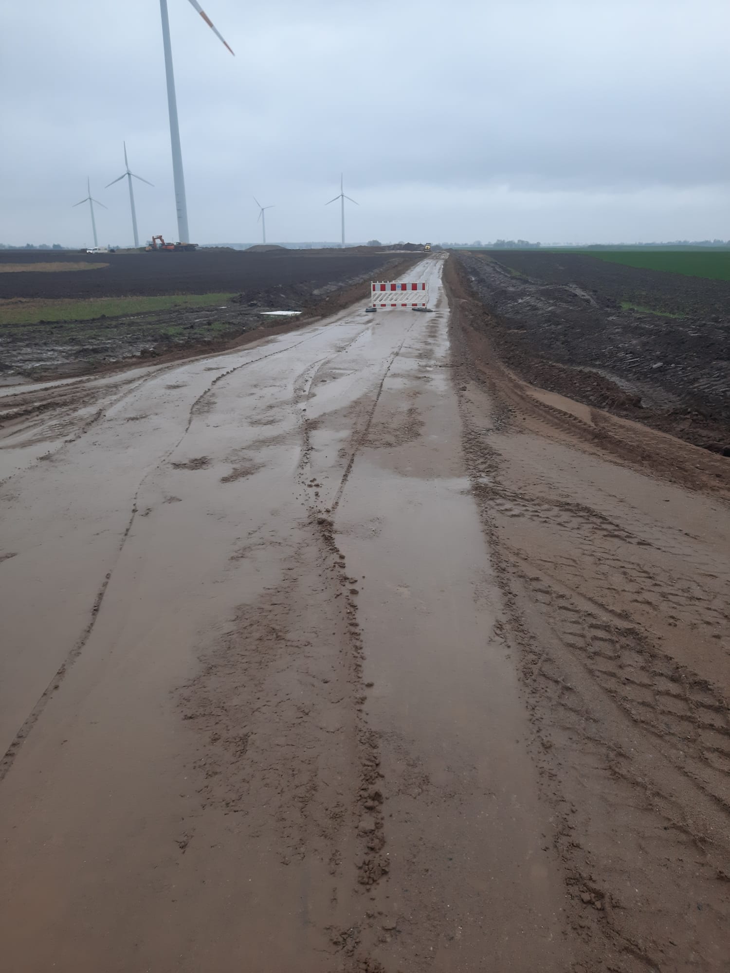 Wegebau - starke Regenfälle und Erschwernis durch aufgeweichten Boden