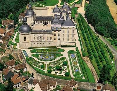 Le château de Hautefort abrite le musée de la médecine