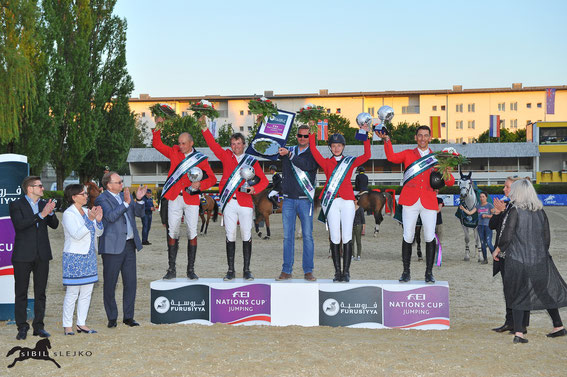 Polen holt mit Sandra Piwowarczyk-Blauk, Michal Kazmierczak, Jaroslaw Skrzyczynski und Krysztof Ludwiczak mit dem Equipechef Maciej Kazmierczak den Furusiyya FEI Nations Cup © sIBIL sLEJKO