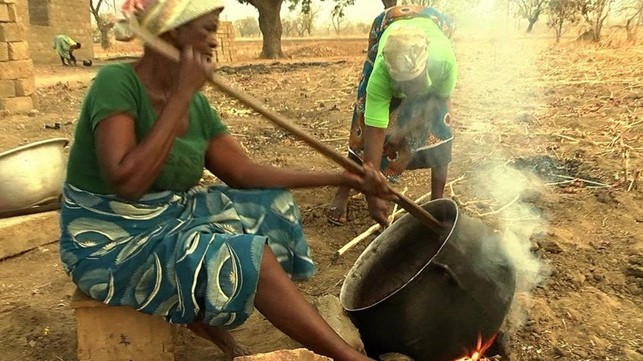 BOLGATANGA (Ghana) -  Lavorazione del burro di karitè di Anateem Widows Community 