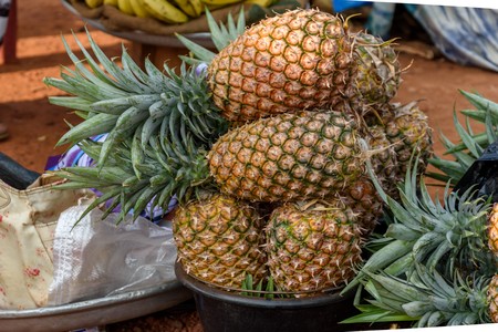 Ghana Mercato di ACCRA - Gli ananas del Ghana sono particolarmente saporiti e più grandi rispetto a quelli che si trovano in altre regioni tropicali 