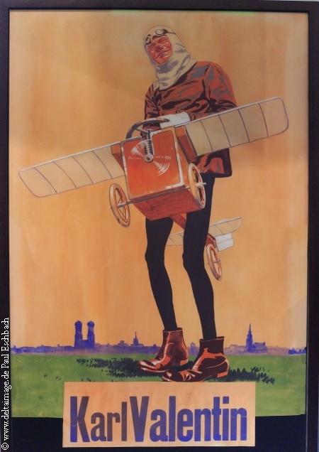 Karl Valentin als früher Aviatiker. Foto: PE, Plakat in der Sammlung und mit freundlicher Genehmigung des Valentin Karlstadt Musäum