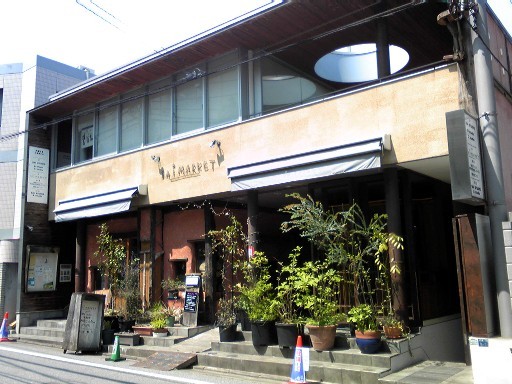 小竹向原スタジオ：　1Fはお花屋さんとカフェがあります