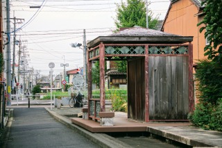 南から楠橋を望む。こっちにも東屋あり