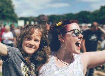 Mutter mit Tochter auf einem Volksfest.