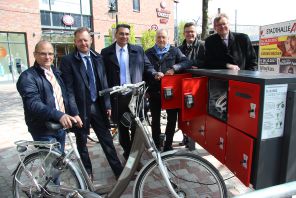 Weihten die E-Bike-Ladestation am Schöneberger Platz in Ahlen ein: (v. l.) Jörg Hakenesch (WFG), Stadtbaurat Andreas Mentz, Bürgermeister Dr. Alexander Berger, Hans Jürgen Tröger (Stadtwerke Ahlen), Peter Schmidt (Pro Ahlen/Volksbank) und Bernd Münsterman