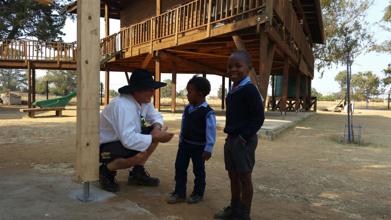 Herr Zimmermann im südafrikanischen Witbank mit zwei Schulkindern.