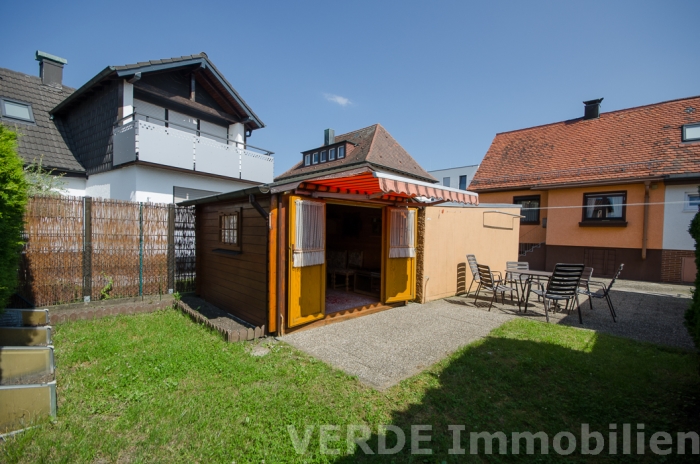 Kleiner Garten mit Holzhütte