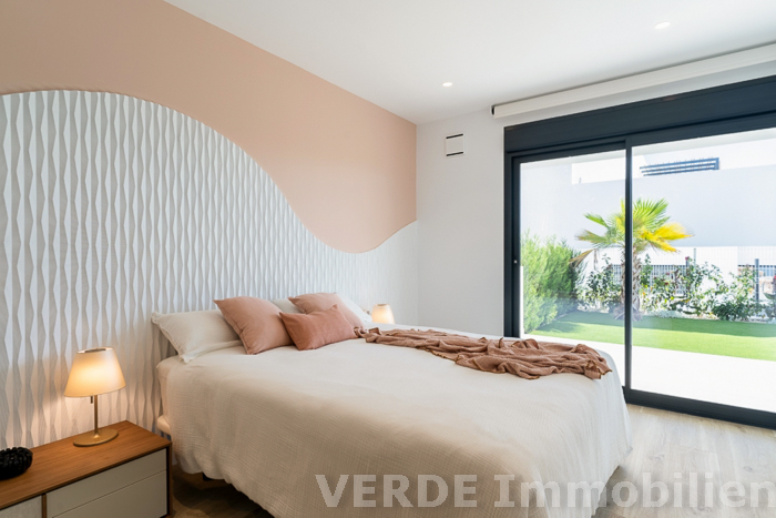 Erstes Schlafzimmer mit Zugang Terrasse