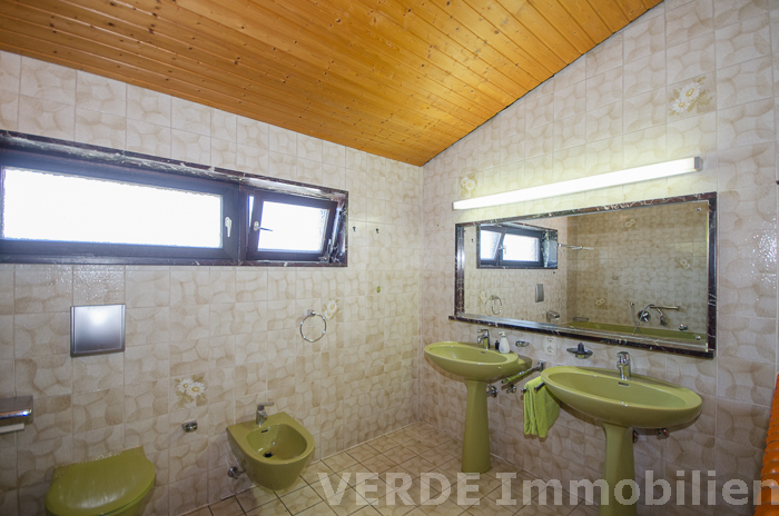 Tageslichtbad mit Dusche und Wanne